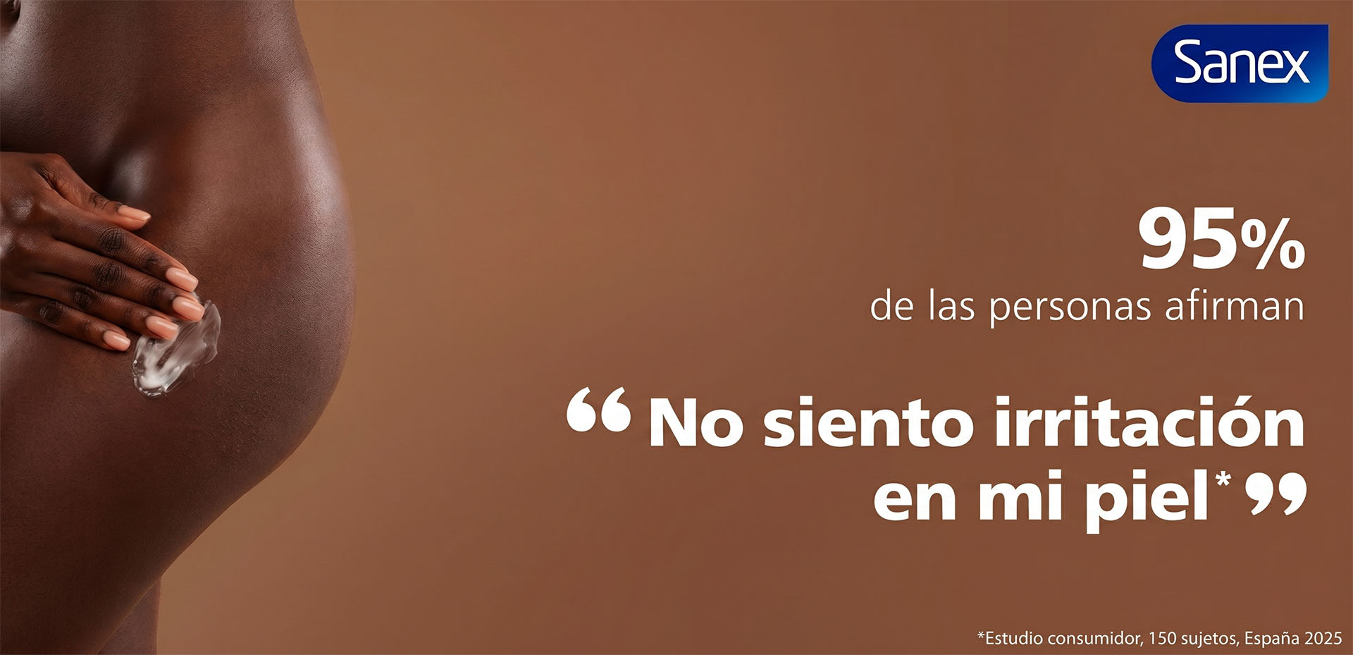 Aplicación de crema Sanex en piel oscura; el 95% afirma no sentir irritación según estudio de consumo en España.