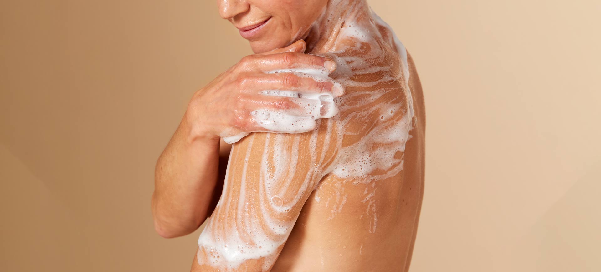 Mujer usando gel de ducha