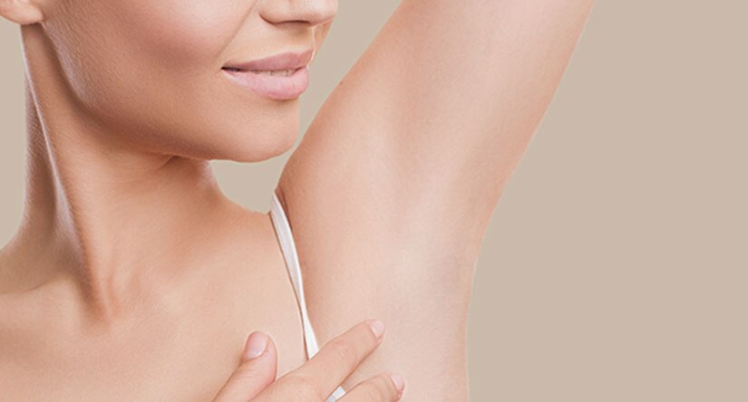 Mujer cuidandose la piel debajo de sus brazos Mujer cuidandose la piel debajo de sus brazos