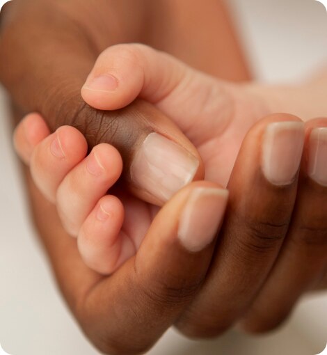 Mano de padre sosteniendo la mano de su bebé Mano de padre sosteniendo la mano de su bebé