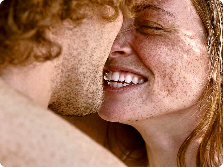 Pareja sonriendo Pareja sonriendo